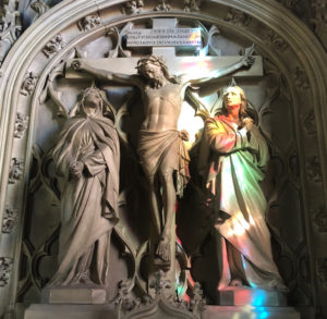 autel du calvaire illuminé d'une beau rayon de soleil